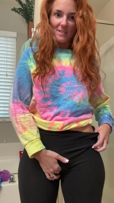 Naughty redhead MILF therealemily34 enjoys wet pussy play in leggings