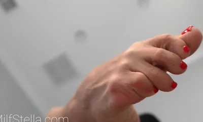 Sex with MILF Stella Giantess: Footfetish fun with my Hunter's Sweaty Feet
