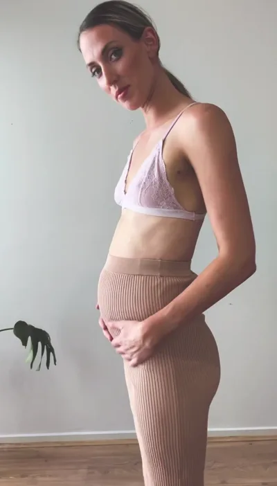 Watch Onlyfans model amelia Grace share her natural curves in a steamy homemade video