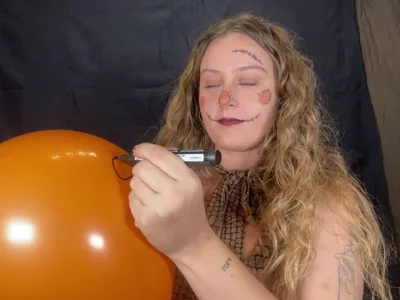 Bee Looner dominates in exclusive solo scene with real fetish play