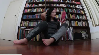 Faye Taylor gets kinky with her jeans and pissing fetish