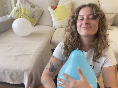 Bee Looner dominates in real HD Onlyfans video with her feet fetish
