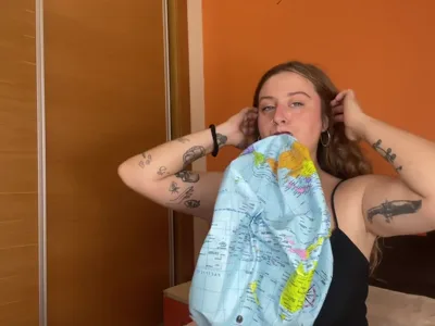 Bee Looner dominates and fetishizes her onlyfans exclusive video - New Beachball Solo HD