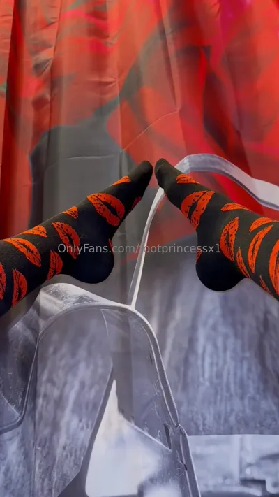 Pretty Feet dominates in a real kinky solo session with Muah Kisses in Onlyfans Video Muah Kisses