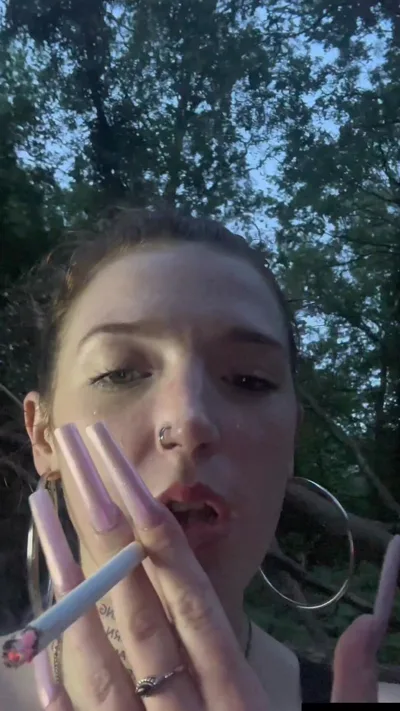 Amyyyoxxo indulges in a steamy cigarette and a hot facial
