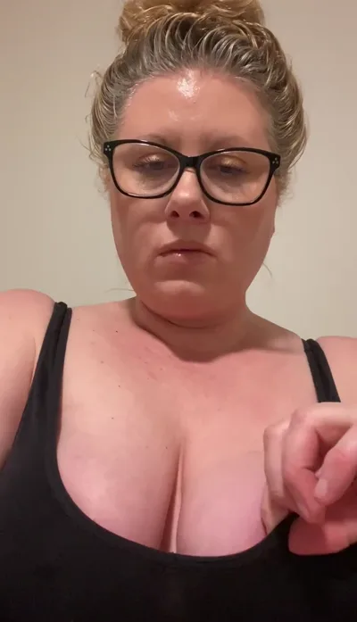 Lynette Allison's Onlyfans Video Leaked: Dominant femdom gets kinky with her latex fetish and real feet