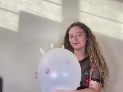 Bee Looner dominates in exclusive video gloves-off party with onlyfans