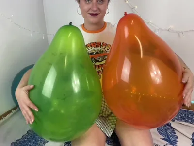 Bee Looner's exclusive onlyfans video - Bee Looner gets kinky in latex & gets feet worshiped