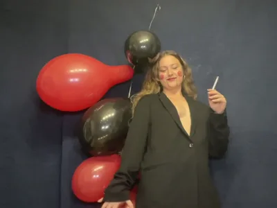 Bee Looner dominates in real-time, with exclusive HD footage of her domination and feet fetish