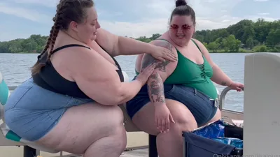 Lisalou Aka Lisaloussbbw gets a public boat ride & has to share her natural curves with strangers
