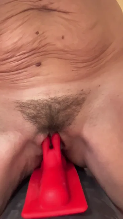 Hairybush redhead MILF oils up & fucks herself with a closeup view of orgasmic pleasure