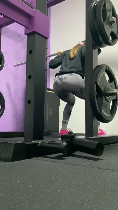 Watch Onlyfans' latest video: Aka Froggeevip dominates with real fetish and squats in latex