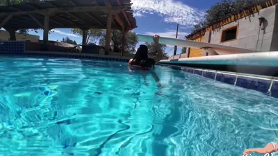 TheUnlimitedGroup gives a latex-clad underwater poolside workout with their manyvids and freebie pool party