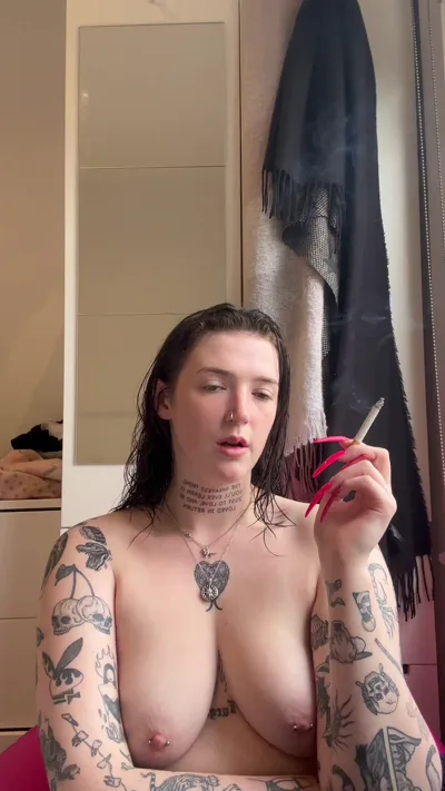 Amyyyoxxo flaunts her tattoos & teases in a topless smoking session