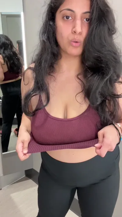 Rmiiix69 is a hot amateur babe who loves to be naughty in the dressing room