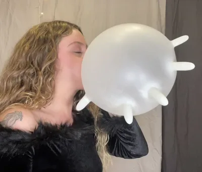 Bee Looner dominates in hot solo play with giant gloves & sexy feet