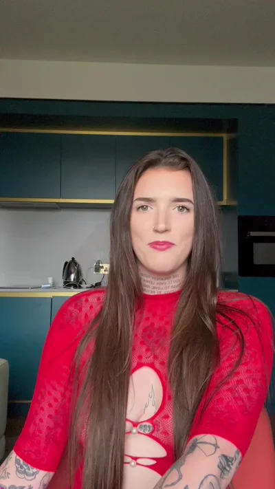 Amyyyoxxo humiliates her British betas with a pussy-free punishment
