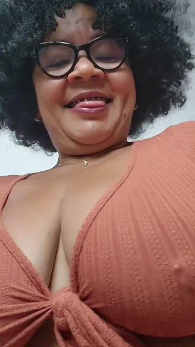 Meryann Aka Solesqueenrd dominates in kinky solo session with onlyfans video