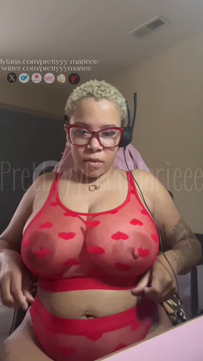 Kinky mistress Prettyyyfeetmarieee teases you with her feet in latex & onlyfans exclusive video