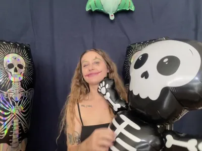 Bee Looner's Onlyfans Exclusive Video: Bee Joker is coming to throw you a party with Mylars, Big and Beautiful!
