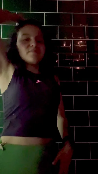 ScarlettandChanel fingerbangs herself in public bathroom
