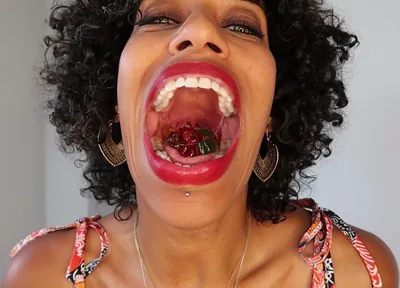 GoldenLace enjoys a kinky tongue-lashing frenzy in manyvids
