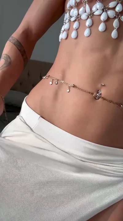 Amira Daher's hot homemade video: shaking her big butt to Brazilian music and showing off her natural big tits