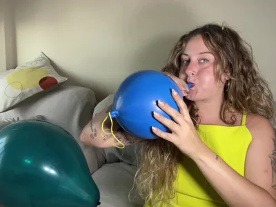 Bee Looner dominates you with her kinky feet and solo play with three big balloons