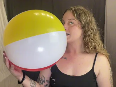 Bee Looner dominates with her feet and real amateur ass in onlyfans video