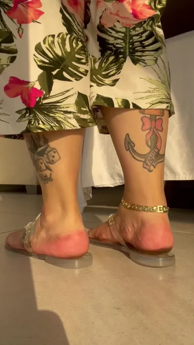 Aka Servingfet gets her feet and real body worshiped in Onlyfans Video Leaked by her mistress in latex