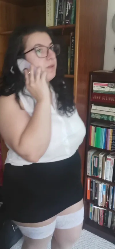 British BBW Jayne Melons gets desperate for a pissing session in her secretary's job