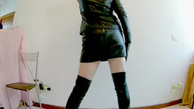 Mature slut Leather flaunts her solofemalike skills in a hot solo scene