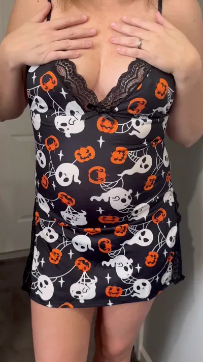 Redfox1075's Halloween treat: Aka Redfox1075 onlyfans model in sexy nightie treats