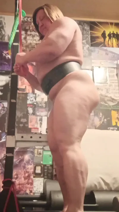 Anna K Powerlifter trains her tricep muscle in exclusive femdom clip