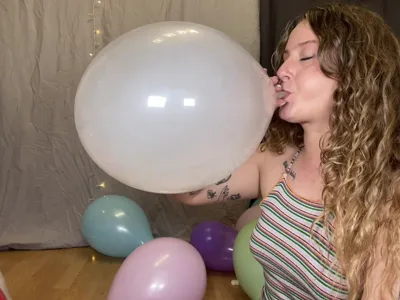 Bee Looner dominates her slave with her longnecks and tight ballons in exclusive solo party