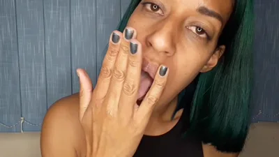GoldenLace gets down and dirty with finger fetish and mouth worship