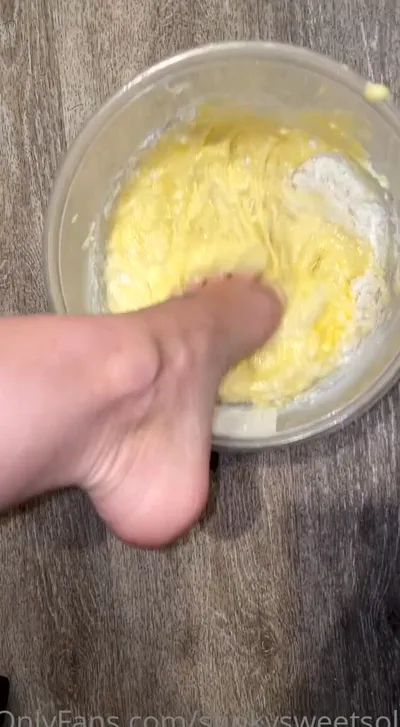 Stinkysweetsole dominates Aka Stinkysweetsole in a real kinky feet-only video