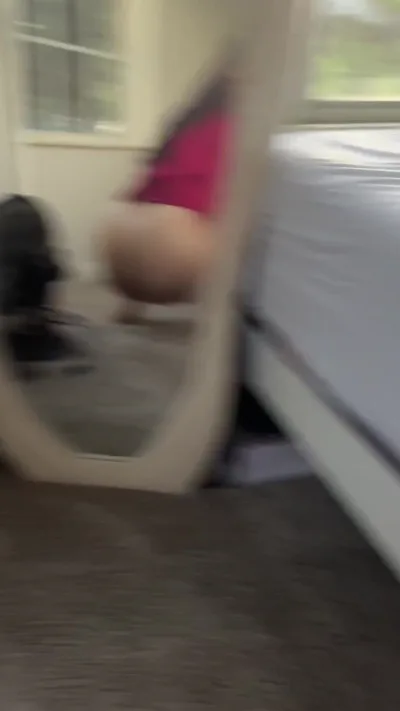 Rmiiix69 gets naked before showering & squats for your viewing pleasure