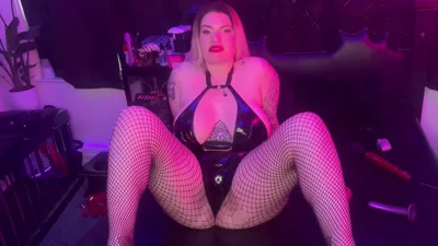 Miss Poison Candi's Onlyfans video: A kinky foot fetish with real fetish babes