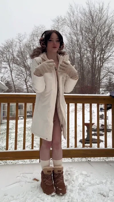 Lana Bee's hot homemade video: Onlyfans video had to get at least one nude vid in snow-filled plane ride