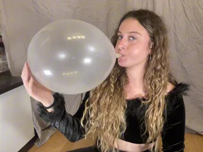 Bee Looner dominates you with smoke while you watch her feet in HD Onlyfans Video Do You Prefer With Smoke Or Without Smoke