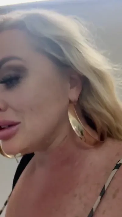 Katrina Thicc gives her pussy & mouth to a lucky dude for a hot morning cum show