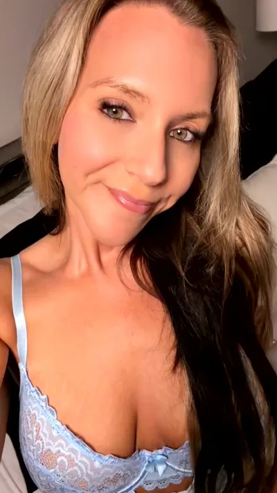 Emma Marie's exclusive homemade video - Real amateur girl enjoys country music and onlyfans' exclusive footage