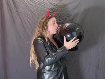 Bee Looner dominates & flaunts her latex fetish in HD Onlyfans Video