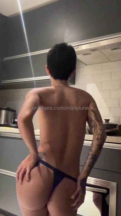 Mally Lune's exclusive homemade video: Adoro, Msica, I Love That Song, and a Real Girl in HD