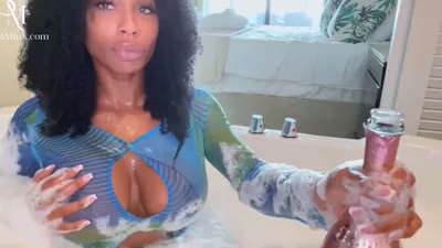 Sarai Minx gets steamy in a bubble bath and leaves you all wet with her natural talents