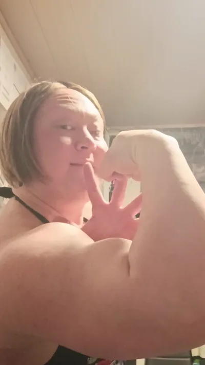 Anna K Powerlifter dominates with her exclusive Biceptal pose in Onlyfans video
