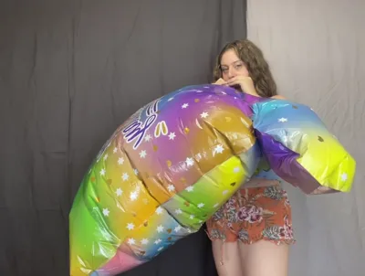 Bee Looner dominates and inflate her latex-clad body in exclusive Onlyfans video