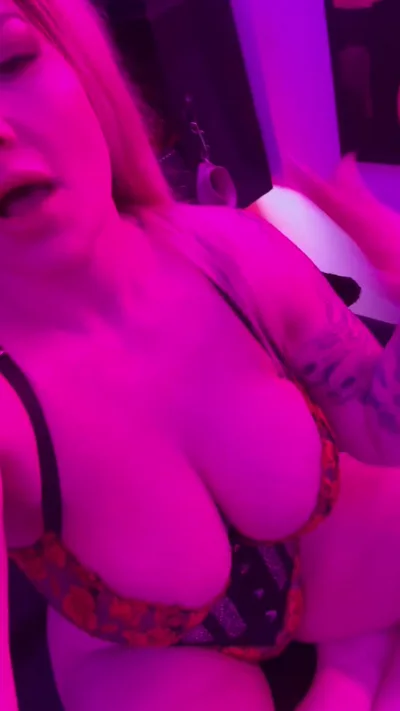 Miss Poison Candi dominates her onlyfans in exclusive solo domination video