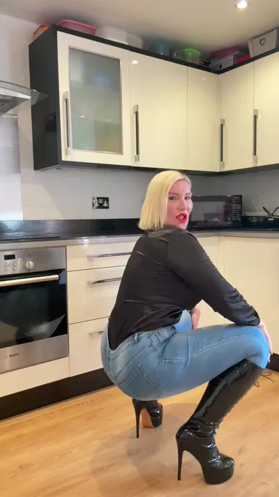Sophie James is the only one who can make it hard for you to hold back in this homemade video